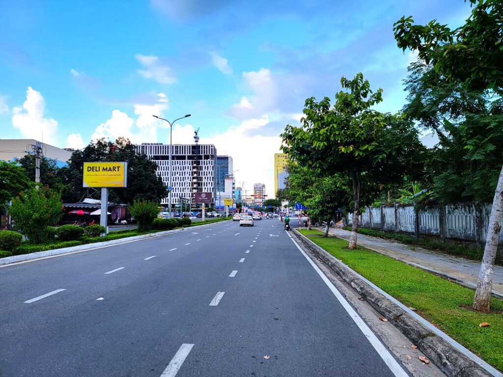 ダナン国際空港の敷地外道路