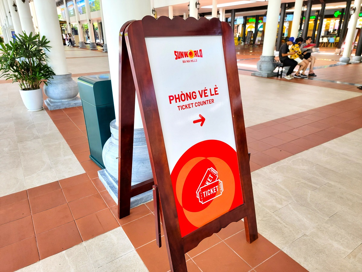 バーナーヒルズのチケット売り場(PHÒNG VÉ)の案内表示