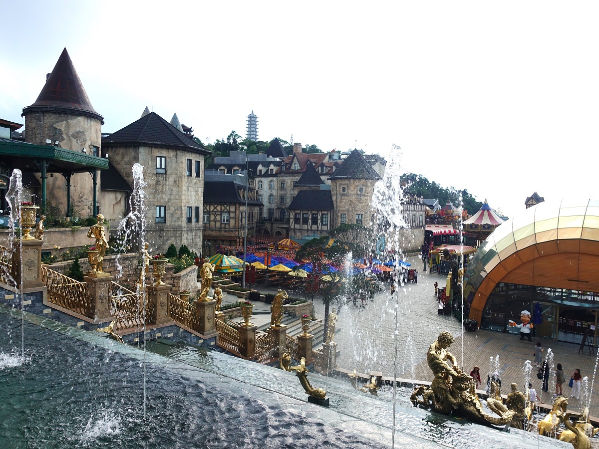 バーナーヒルズのフランス村の噴水と広場