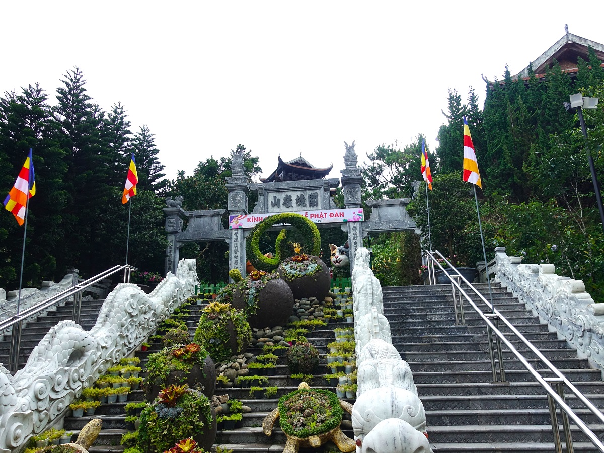 バーナーヒルズの寺院へ続く階段
