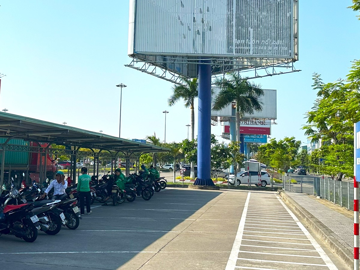 ダナン国際空港で待機しているGrabバイクのドライバー