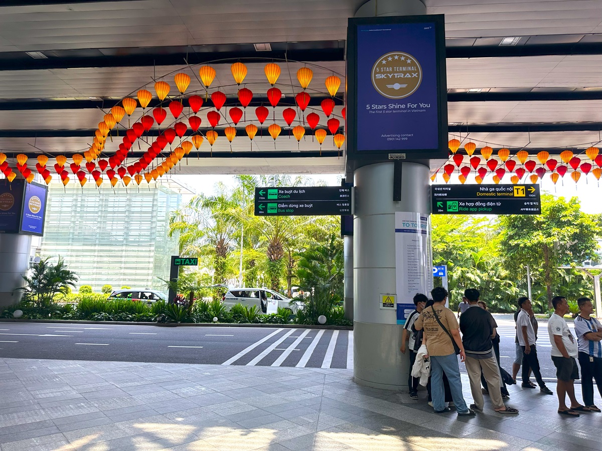 ダナン国際空港国際線ターミナルの空港到着口からの視点