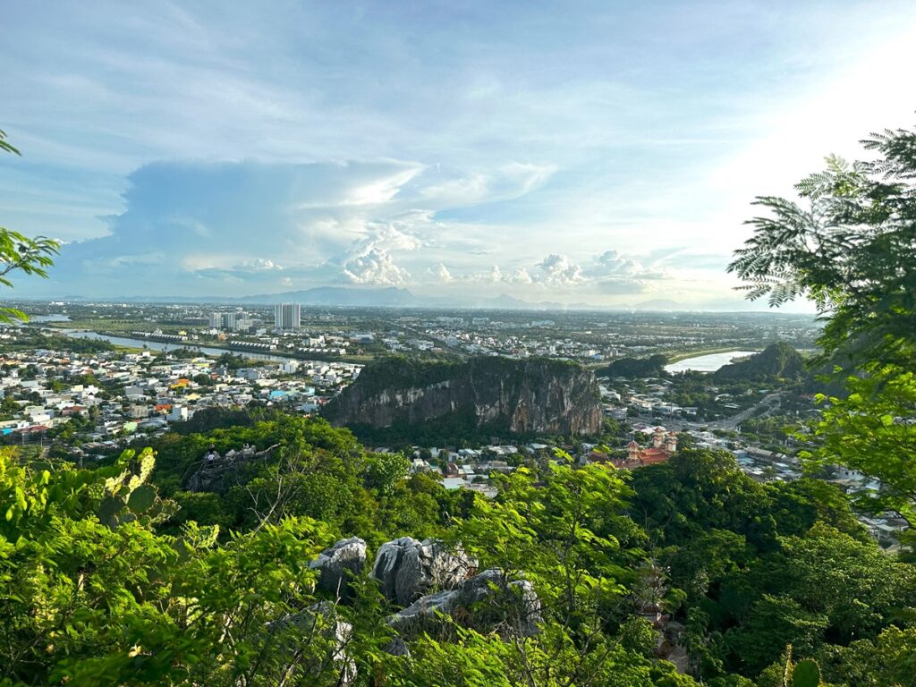 ハイエストピーク（Dinh Thuong Thai）から見る五行山（マーブルマウンテン）を構成する山々