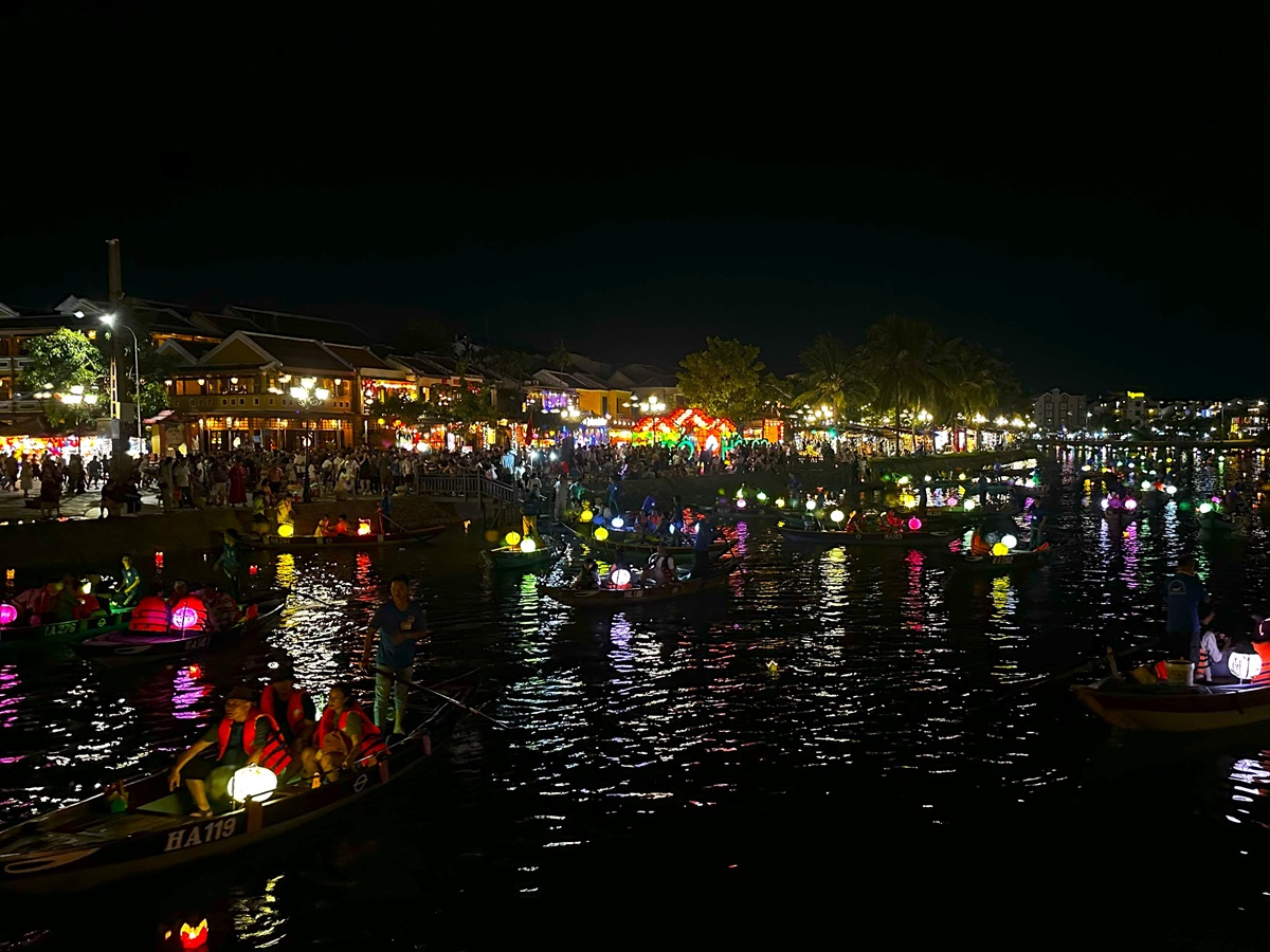 夜のホアイ川に浮かぶ灯篭とランタンボートの明かり
