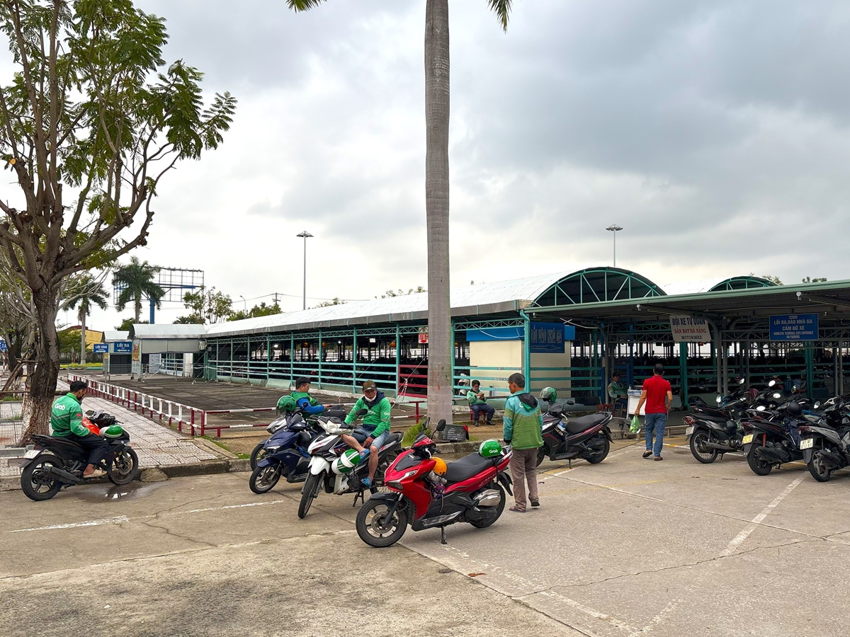 ダナン国際空港のGrabバイクのドライバー待機エリア。ここでGrabのバイクドライバーは客待ちしています。