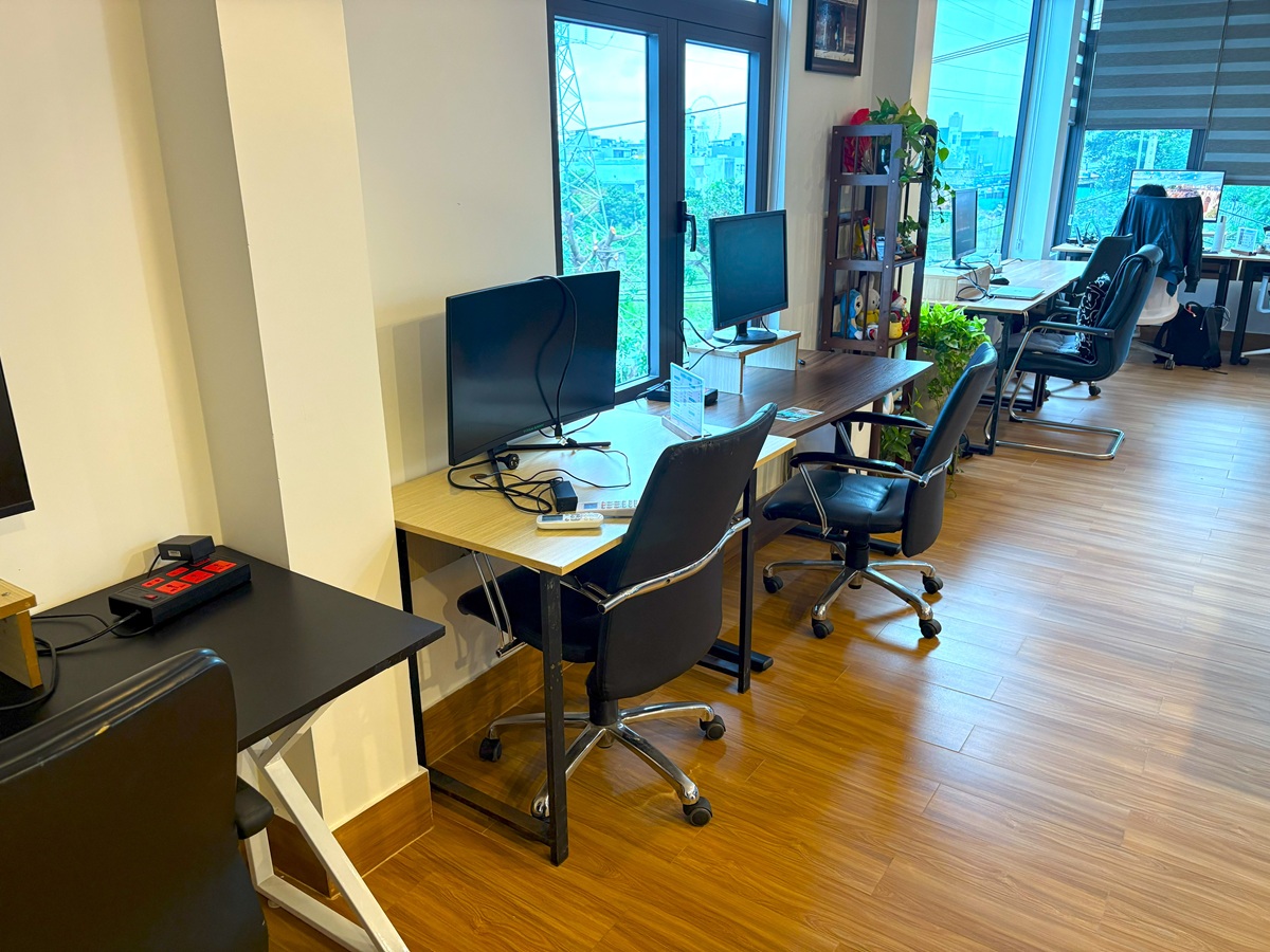 Hana’s Coworking のモニター付きデスク