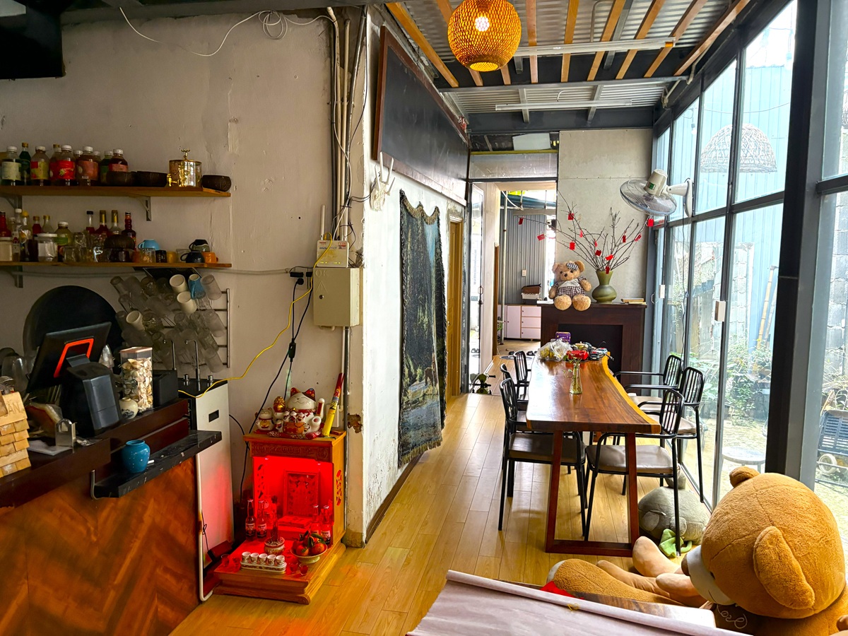 ダナンのカフェ兼ワークスペース HAVARD CAVE のカウンター席