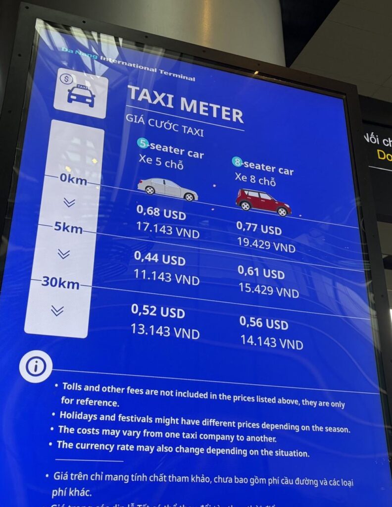 ダナン国際空港のタクシーのメーター料金の案内板（5人乗り・8人乗り、距離ごとの1kmあたりの料金）