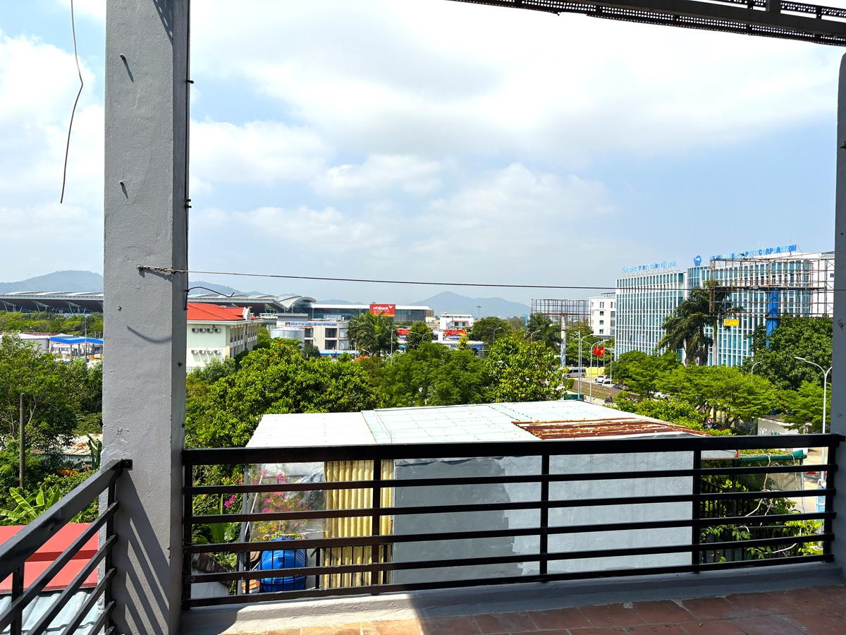 Coworking Space Da Nang Airport のテラスから見たダナン国際空港
