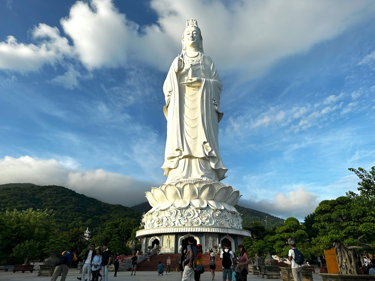 ソンチャ半島のリンウン寺に立つレディブッダ（観音像）