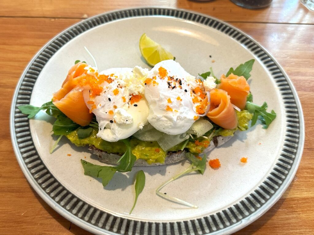エッグアボガドサーモン。The Hideout Cafe